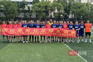 39 tuổi muốn thắng! Người hâm mộ Trung Quốc chụp được ảnh C - rô cổ động người hâm mộ+cùng đồng đội ăn mừng ghi bàn